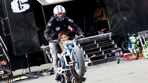 Lucie Kovandov na brnnskm Motoslaonu absolvovala kaskadrskou jzdu s kluky z Crazy Day (8. bezna 2018)