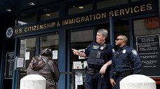 Policisté ped imigraním úadem v San Francisku (28. února 2018)