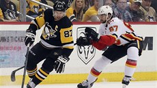 Sidney Crosby (vlevo) z Pittsburghu kontroluje puk, napadá Michael Frolík z...