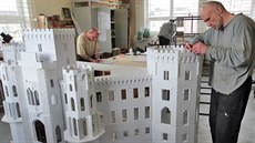 Hornoslavkovští vězni vyrábějí model zámku Hluboká nad Vltavou.