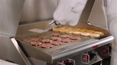 Robotická ruka Flippy se postará o pesné opeení hamburger.