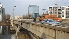 Na praský Libeský most se vrátila doprava (3. bezna 2018).