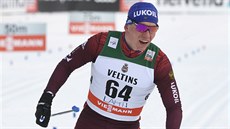 Ruský bec na lyích Alexandr Bolunov v cíli závodu na 15 km ve finském Lahti.