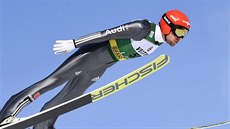 N�mecký sdru�ená� Johannes Rydzek b�hem závodu ve finském Lahti.