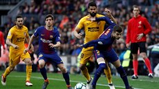 Gerard Pique z Barcelony (vpravo) si hlídá mí ped dotírajícím Diegem Costou z...