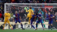 Luis Suarez z Barcelony v souboji s Antoinem Griezmannem z Atlética Madrid.