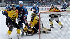 Litvínovský gólman Michael Petrásek zasahuje v utkání s Chomutovem.