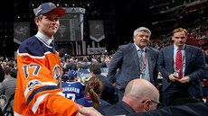 eský hokejový útoník Ostap Safin na draftu NHL 2017. Vpravo ho sleduje trenér...
