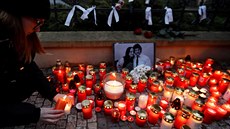Lidé zapalovali sví�ky za Kuciaka a Ku�nírovou také p�ed slovenskou ambasádou v...