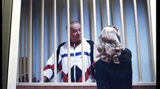 Sergej Skripal mluví se svou právničkou během soudního procesu v Rusku v roce...