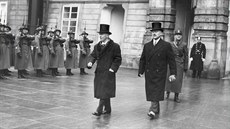 Edvard Bene (vlevo) doprovázený pedsedou vlády Milanem Hodou krátce po volb...