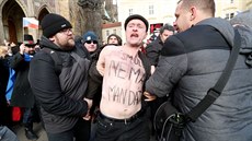 Jeden z demonstrant proti Miloi Zemanovi v den jeho slavnostní inaugurace na...