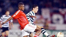 Cristiano Ronaldo (vpravo) v dresu Sportingu Lisabon v souboji s Miguelem z...