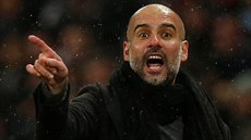 Trenér Pep Guardiola pi utkání anglické fotbalové ligy mezi Manchesterem City...