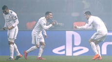 RADOST V MLZE. Fotbalisté Realu Madrid se radují z gólu v Paíi v dýmu ze...