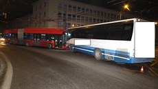 Trolejbus a autobus se srazily v pondlí ráno v centru eských Budjovic.