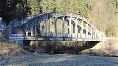 Most p�es Mal�i U Houdk� je o kulturní památkou. Ale je �iroký jen 3,2 metru....