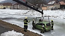 Hasii v Dolních Loukách vyprostili auto, které po nehod sjelo do eky a...