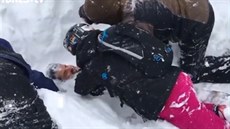 Lavina zasypala snowboardistu (4. bezna 2018).