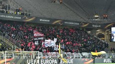 Sektor fanouk Salcburku a nad nimi tisíce prázdných míst stadionu v Dortmundu...