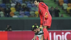 Plzeňský brankář Aleš Hruška pomáhá na nohy Bryanu Ruizovi ze Sportingu v...