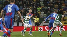 Fredy Montero, střelec obou gólů Sportingu, si zpracovává míč před plzeňským...
