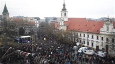 Lidé v Bratislav protestují proti vlád a ádají nezávislé proetení vrady...