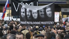 Lidé v Bratislav� protestují proti vlád� a �ádají nezávislé vy�et�ení vra�dy...