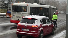 Dopravu v Praze komplikuje sníh. Na namrzlé vozovce uvízl autobus, který se...
