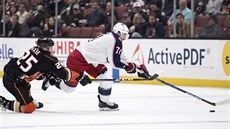 Nick Foligno z Columbusu ujídí, Ondej Kae z Anaheimu se ho pokouí zastavit.