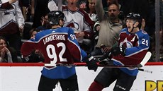 Gabriel Landeskog a Nathan MacKinnon slaví gól Colorada.