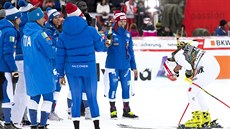 Verena Stufferová s italským týmem v cíli superobího slalomu v Crans Montan,...