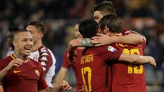 Fotbalisté AS Řím se radují z gólu v zápase s FC Turín.