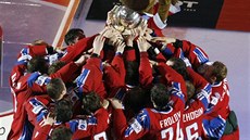 Ruští hokejisté s pohárem pro mistra světa 2009