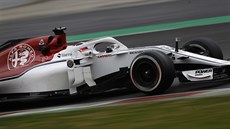 Charles Leclerc ze stáje Sauber pi testech v Barcelon