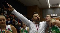Trenér David Zdenk a Edita ujanová z KP Brno oslavují triumf v eském poháru.