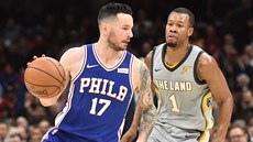 J. J. Redick (vlevo) z Philadelphie útoí kolem Rodneyho Hooda z Clevelandu.