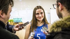 Sára Krumpholcová odpovídá novinám na tiskové konferenci ped startem nové...