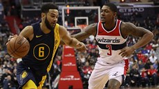 Bradley Beal (vpravo) z Washingtonu brání Coryho Josepha z Indiany.