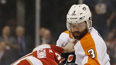 Radko Gudas (vpravo) z Philadelphie ¨se pere s Jaredem McCannem z Floridy.