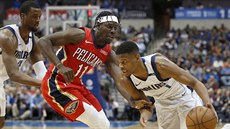 Dennis Smith Jr. (vpravo) z Dallasu útoí kolem Jrue Holidaye z New Orleans.