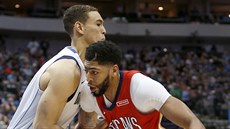 Anthony Davis (vpravo) z New Orleans se tlaí do Dwighta Powella z Dallasu.