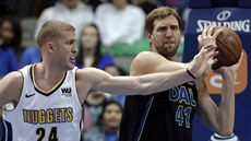 Mason Plumlee (vlevo) z Denveru atakuje Dirka Nowitzkého z Dallasu.