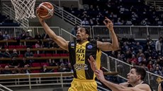 Vince Hunter (vlevo) z AEK Atény jde do nymburského koe kolem Petra Bendy.