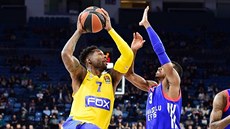 DeAndre Kane (vlevo) z Maccabi zakonuje pes Erricka McColluma z Anadolu.