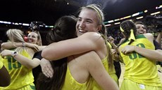 Basketbalistky Oregonu slaví výhru nad Stanfordem. Uprosted oslav Sabrina...