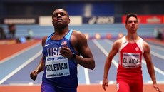 Americký sprinter Christian Coleman v cíli rozběhu na 60 metrů. Vpravo dobíhá...