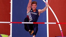 Kévin Mayer z Francie zdolává la�ku b�hem �esté disciplíny sedmiboje.