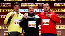 Trojice nejlepích koula na halovém MS v atletice v britském Birminghamu....