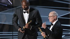 Kobe Bryant a Glen Keane pebírají Oscara za Dear basketball - nejlepí krátký...